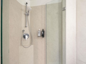 Douche, serviettes fournies