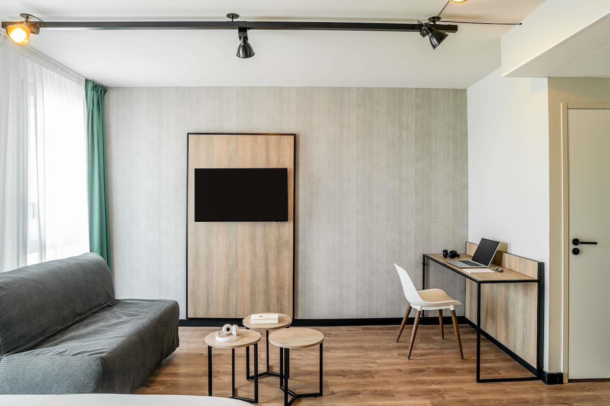 Laptopgeeigneter Arbeitsplatz, Verdunkelungsvorhänge