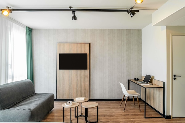 Laptop workspace, blackout drapes, soundproofing, free WiFi