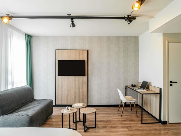 Espacio para trabajar con laptop y cortinas blackout 