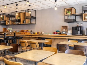 Petit déjeuner buffet (10 EUR par personne)