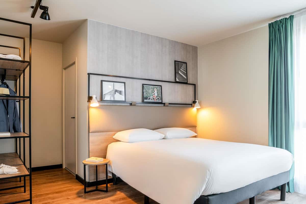 Blackout drapes, soundproofing, free WiFi, bed sheets