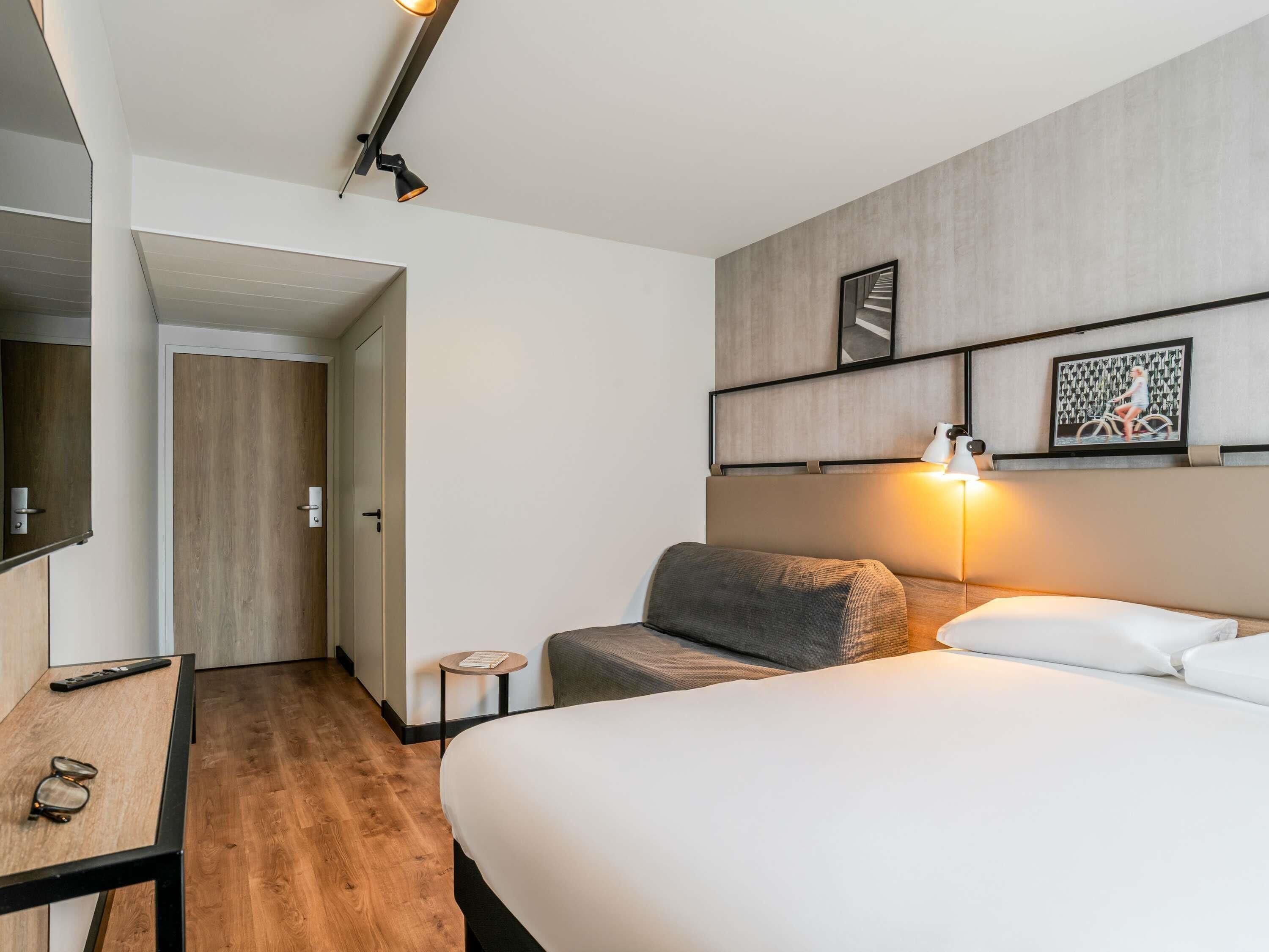 Chambre triple, 1 grand lit et 1 canapé-lit, accessible aux personnes à mobilité réduite | Rideaux d’obscurcissement, système d’insonorisation