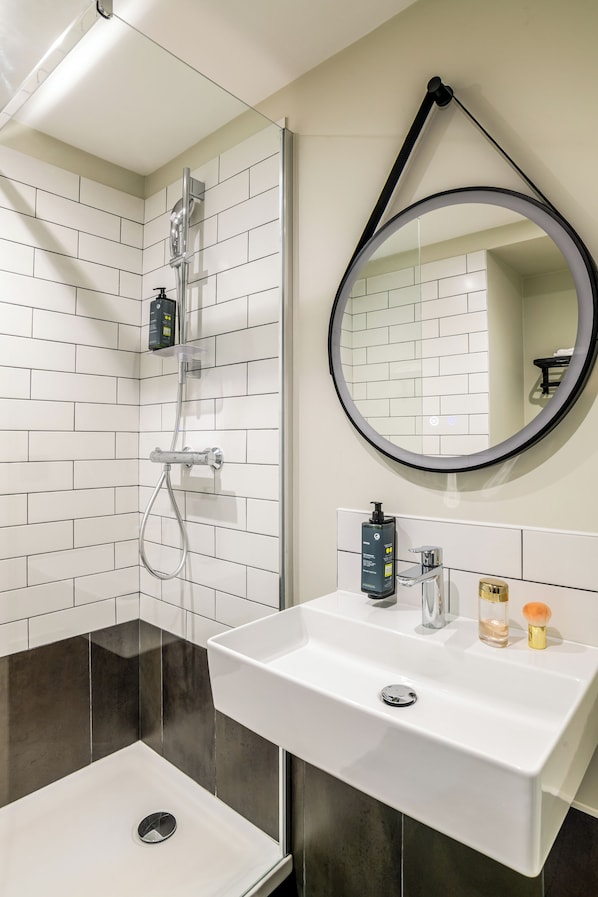 Shower, towels - ibis Bordeaux Nord Carbon Blanc (Carbon-Blanc)