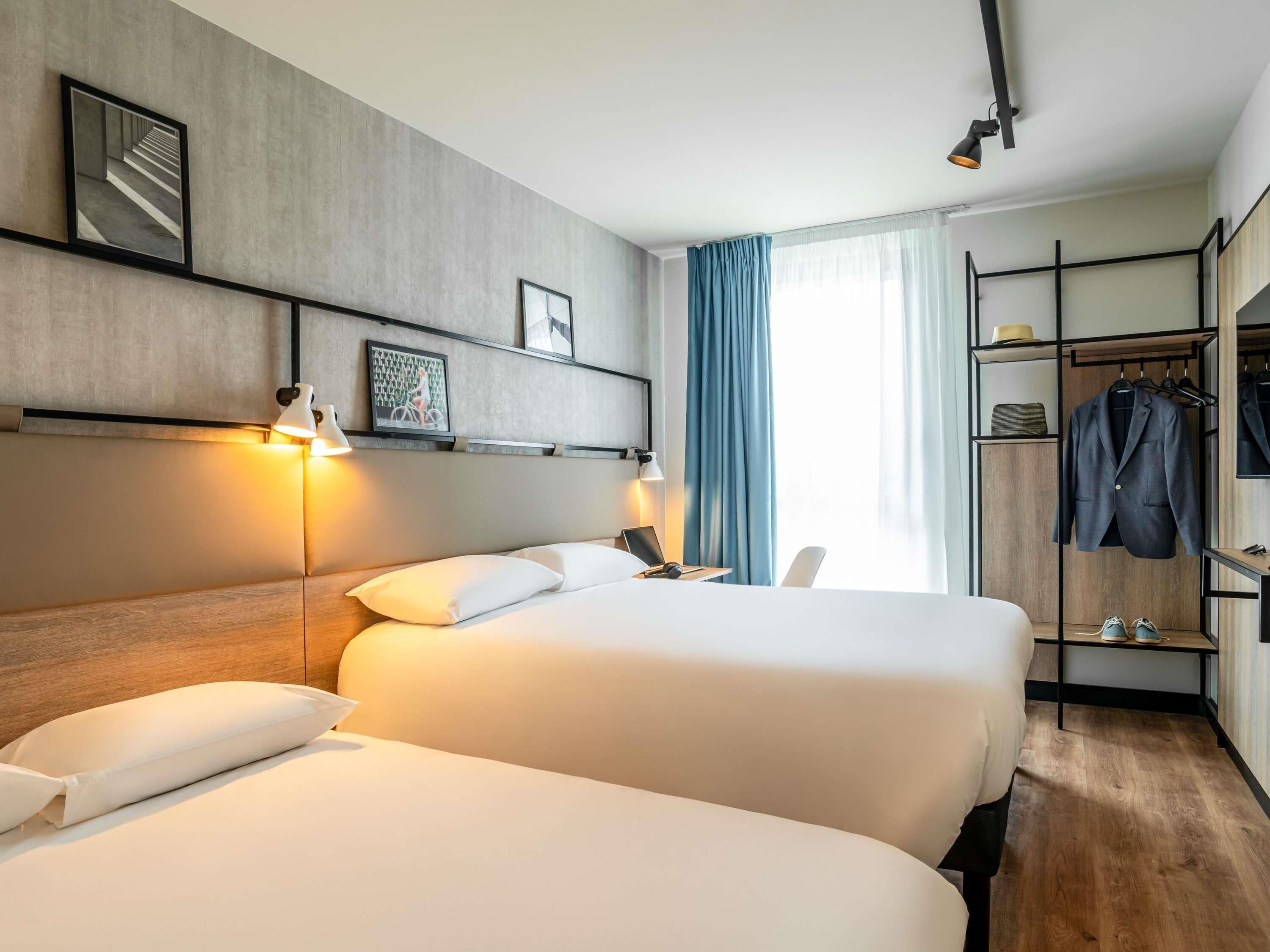 Espacio para trabajar con un portátil y cortinas opacas