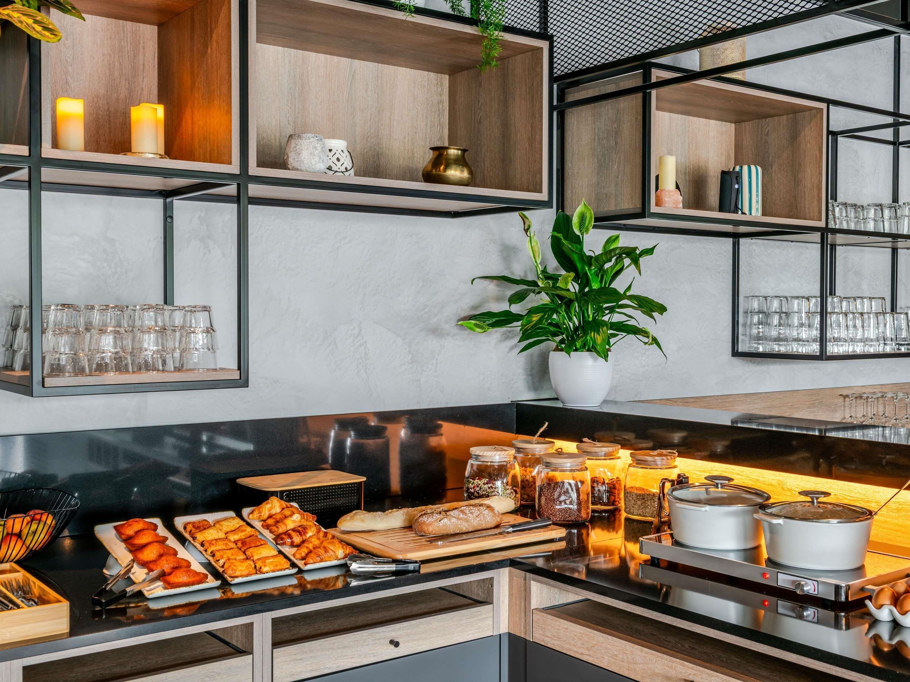 Daily buffet breakfast for a fee