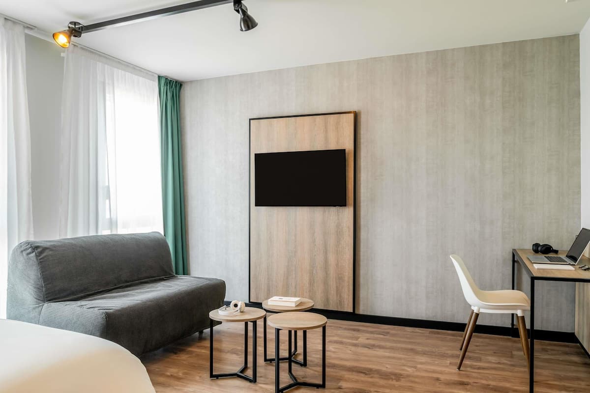 Espacio para trabajar con laptop y cortinas blackout