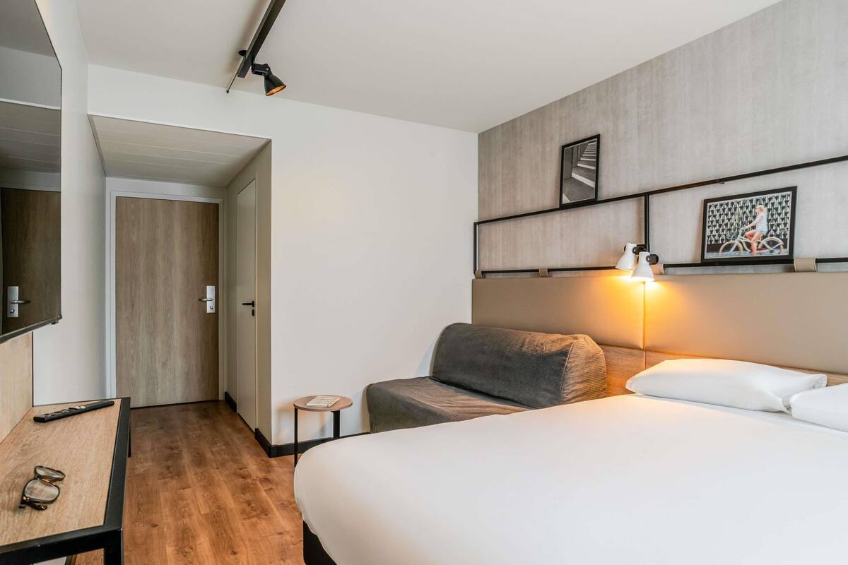 Triple Room, 1 Queen Bed with Sofa bed, Accessible | Blackout drapes, soundproofing, free WiFi, bed sheets