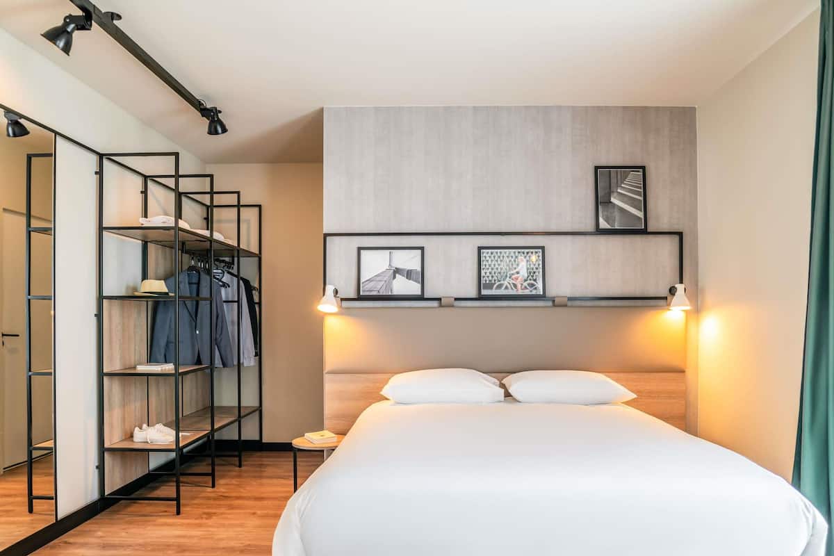 Blackout curtains, soundproofing, free WiFi, bed sheets