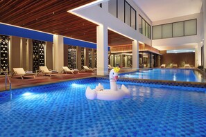 Swim-up bar
