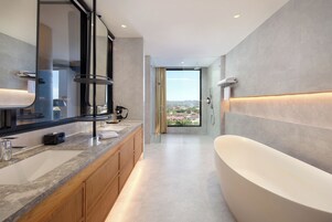 Suite, 1 cama de matrimonio grande | Baño | Artículos de higiene personal gratuitos, secador de pelo y zapatillas