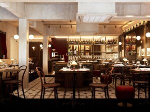 Een restaurant met een bar, tafels, stoelen en een vloer met een patroon.