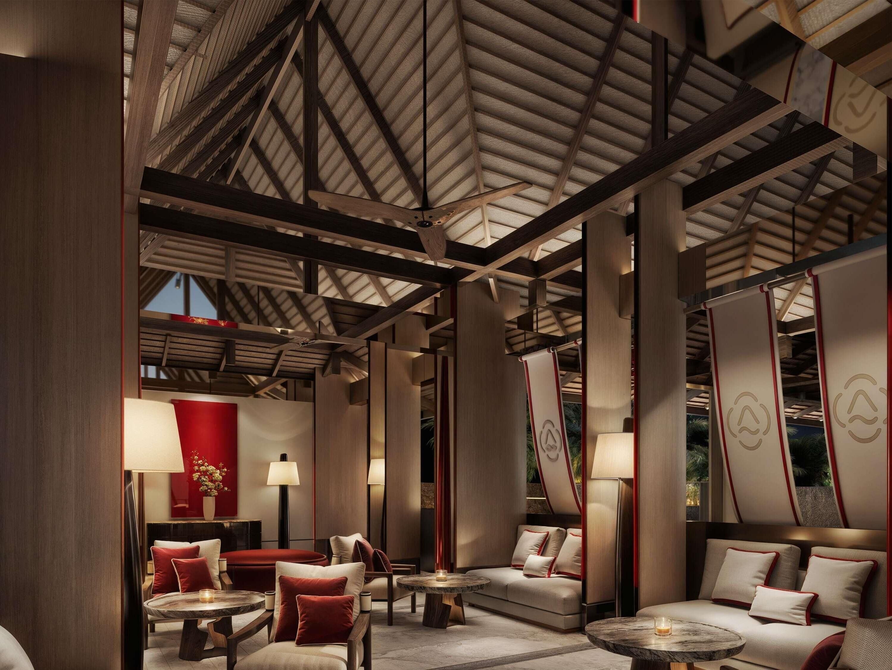 Un intérieur moderne avec un plafond haut, des poutres en bois et un espace salon comprenant des canapés et des tables.
