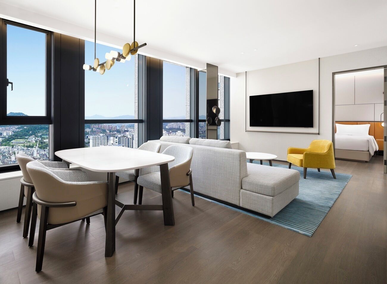 패밀리 스위트 | 거실 공간 | 케이블 채널 시청이 가능한 65인치 평면 TV