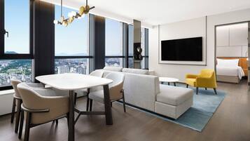 Residence Deluxe One Bedroom, 1 Double Bed and 1 Single Bed | Wohnbereich | 65-Zoll-Flachbildfernseher mit Kabelempfang