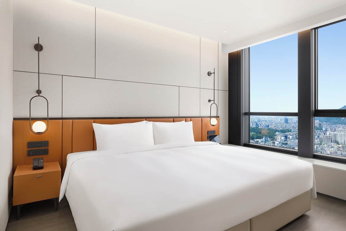 Minibar, in-room safe, laptop workspace, blackout curtains