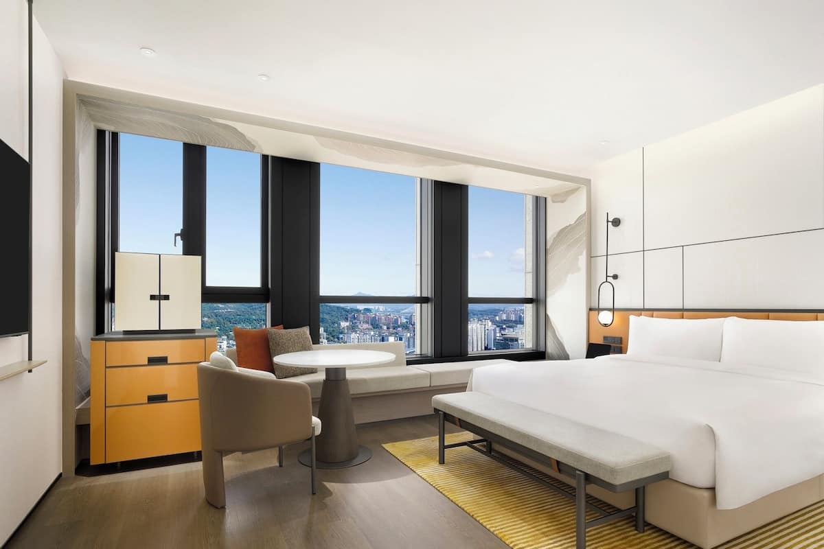 Quarto luxo, 1 cama King | Frigobar, cofres nos quartos, espaço de trabalho para notebook