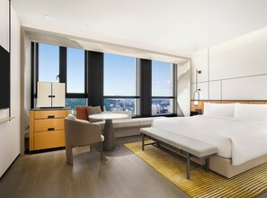 ميني با�ر وخزنة داخل الغرفة ومساحة عمل للكمبيوتر المحمول وستائر تعتيم