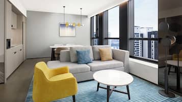 Residence Deluxe One Bedroom, 1 King Bed | Bar mini, peti besi dalam bilik, ruang kerja komputer riba