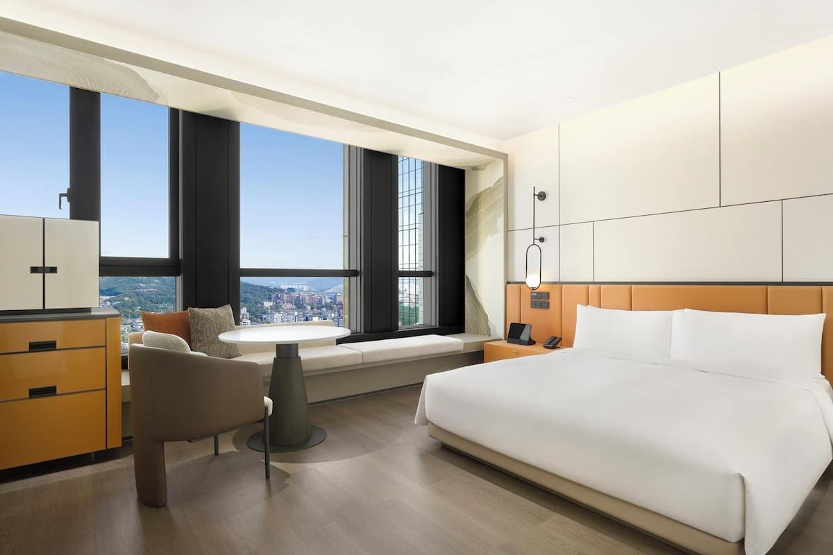 Deluxe Room for Disabled Guest Room, 1 King Bed | Minibar, värdeförvaringsskåp på rummet och arbetsyta för laptop