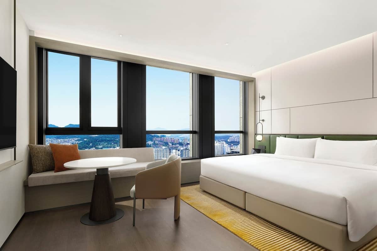 Minibar, in-room safe, laptop workspace, blackout curtains