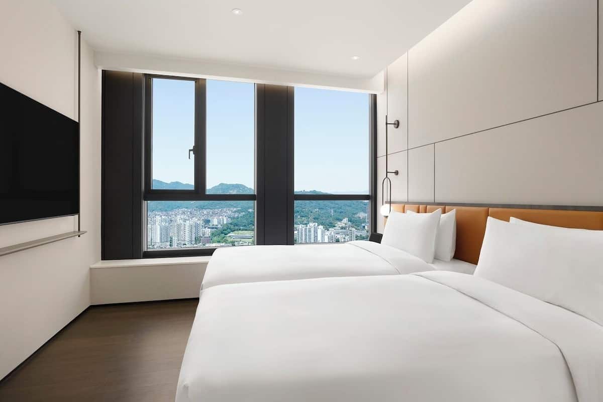Minibar, in-room safe, laptop workspace, blackout curtains