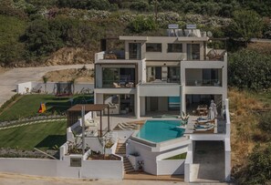 House | 6 bedrooms, soundproofing - Luxurious Villa Selestine - With Private Pool (Mylopotamos)