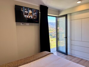 3 bedrooms, desk, iron/ironing board, free WiFi