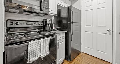 Cozy 1-bedroom apartment with WiFi, AC in charming Arlington
