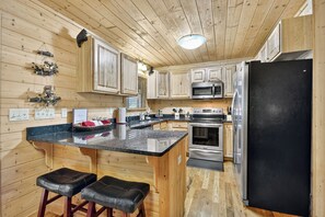 Fridge, microwave, oven, stovetop - Brother Cubs Cabin - Ellijay Mountain Views with Hot Tub, Game Room, and WiFi (Ellijay)