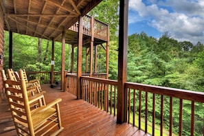Terrace/patio - Brother Cubs Cabin - Ellijay Mountain Views with Hot Tub, Game Room, and WiFi (Ellijay)