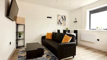 House, 2 Bedrooms | Ruang tamu | 32 inci sebuah televisyen pintar dengan digital