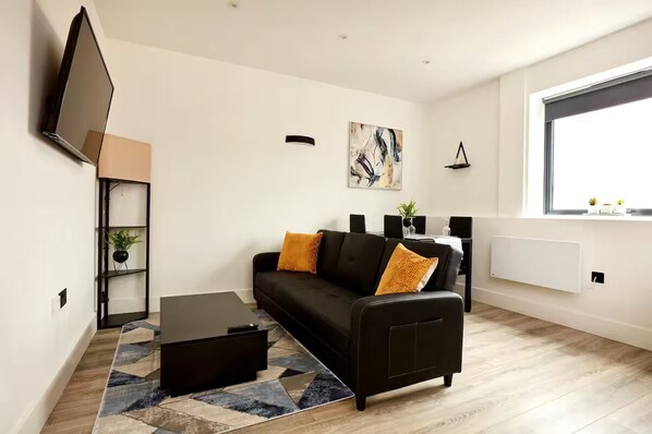 Casa, 2 habitaciones | Área de sala de estar | Smart TV de 32 pulgadas con canales digitales y servicios de streaming