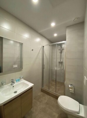 Secadora de cabello, toallas, jabón