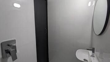 Apartment, 2 Bedrooms, Smoking, Balcony | Bathroom