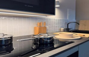 Jääkaappi, mikroaaltouuni, uuni, liesi