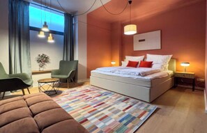 3 makuuhuonetta, työpöytä, silitysrauta/-lauta, vauvan matkasänky