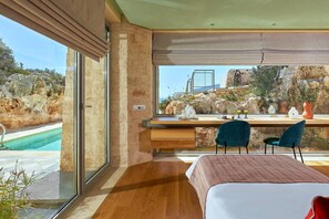 6 chambres, coffres-forts dans les chambres, bureau