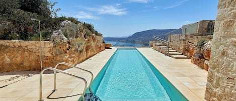 Utomhuspool och uppvärmd pool