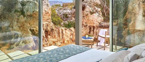 6 bedrooms, desk, iron/ironing board, free WiFi