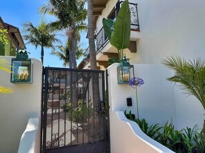 المنطقة المحيطة بالمنشأة