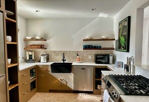 Een koelkast, een magnetron, een oven, een kookplaat