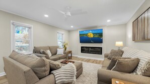 TV connectée, cheminée, écrans d'ordinateur