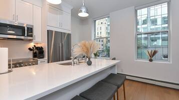 Fridge, microwave, oven, stovetop