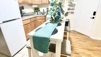 Een koelkast, een microgolfoven, een oven, een kookplaat