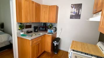 Een koelkast, een microgolfoven, een oven, een kookplaat