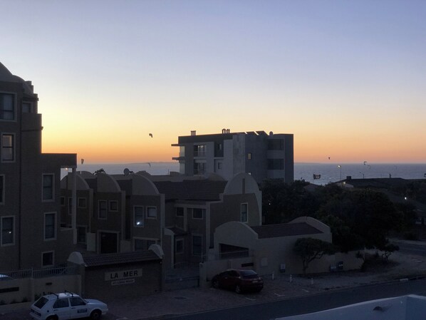 Parking - Modern Sea Side Studio, a Surfer, Beach Goer or Cape Town Explorer's Paradise (Cape Town)