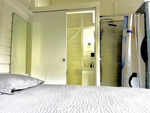 3 bedrooms, iron/ironing board, bed sheets