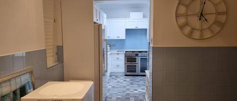 Kylskåp, mikrovågsugn, ugn och spishäll