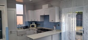 Een koelkast, een microgolfoven, een oven, een kookplaat